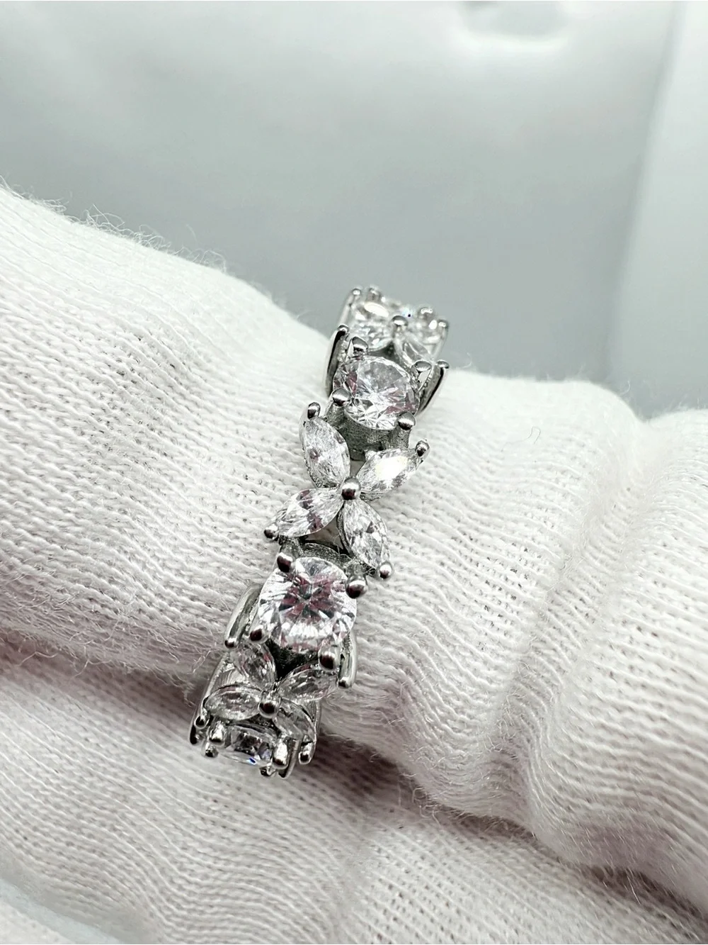 Sterling Silver Natural Zircon Floral Design Ring!